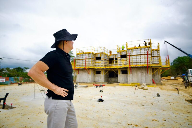 Prefeito David Almeida visita obras do ‘Minha Casa, Minha Vida’ no Parque das Tribos